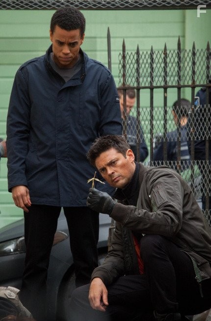 Karl Urban and Michael Ealy in Почти человек (2013)