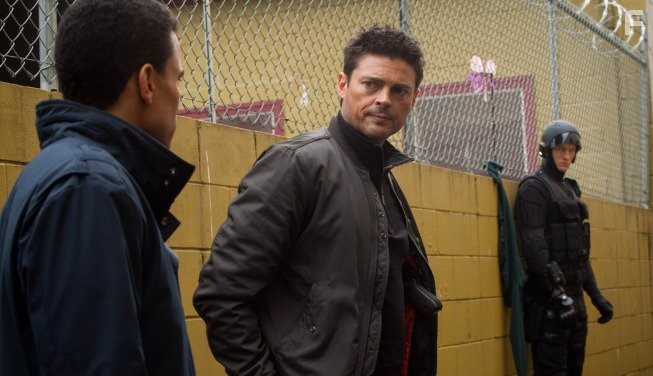 Karl Urban, Michael Ealy, and Anthony Konechny in Почти человек (2013)