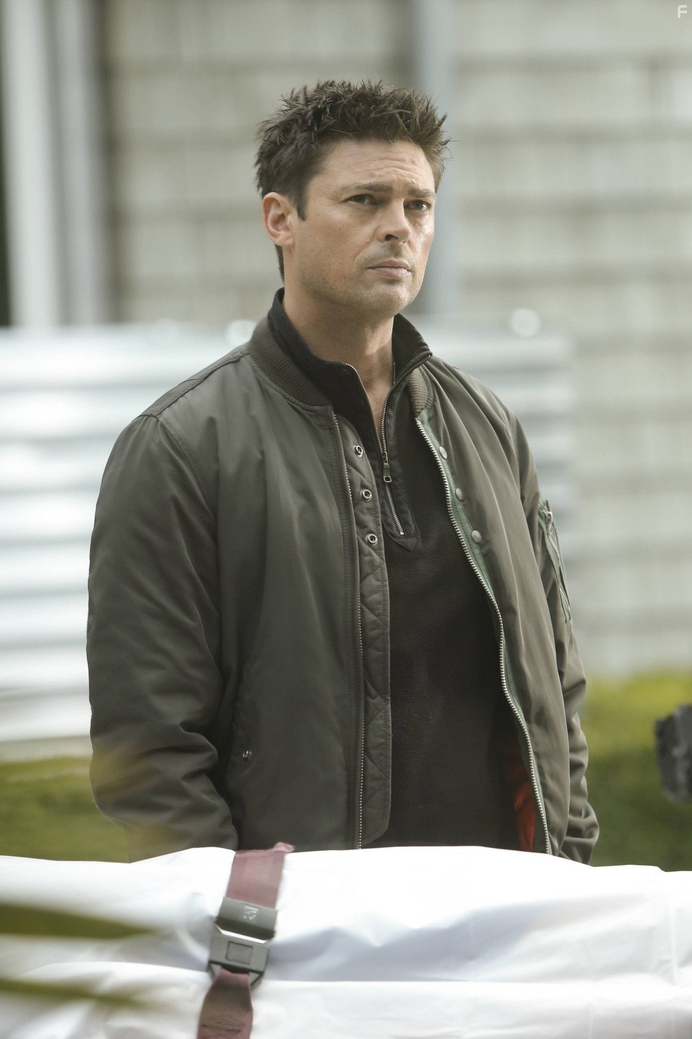 Karl Urban in Почти человек (2013)