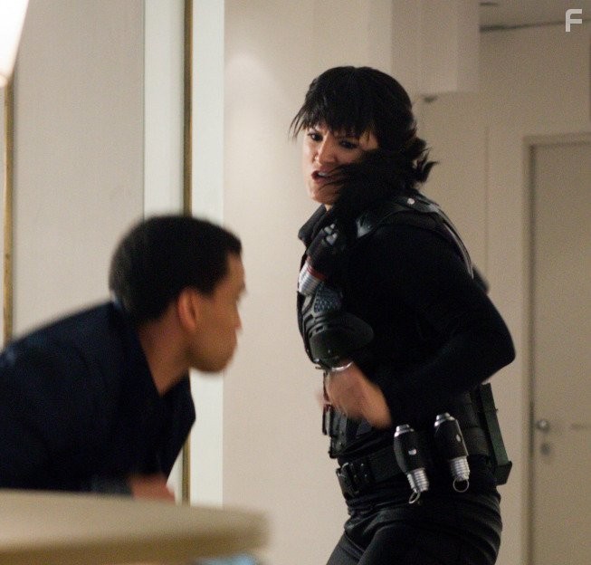 Michael Ealy and Gina Carano in Почти человек (2013)