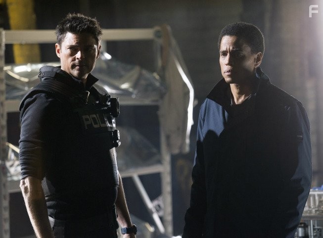 Karl Urban and Michael Ealy in Почти человек (2013)