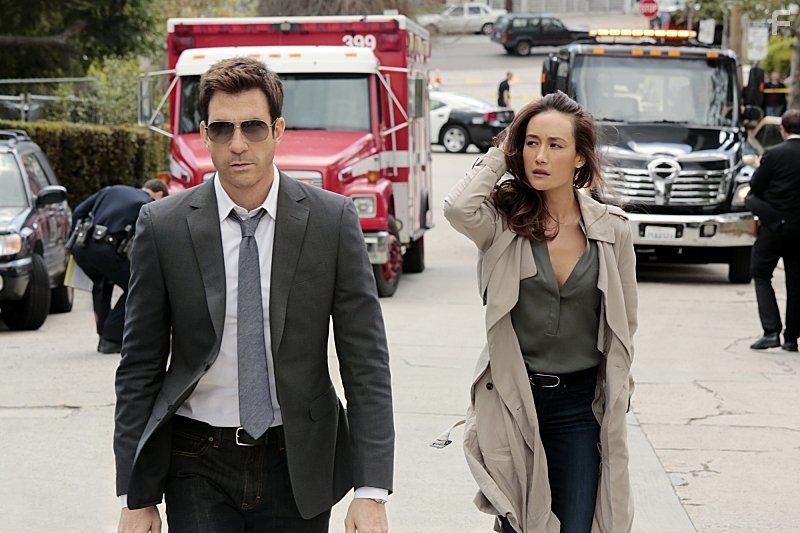 Dylan McDermott and Maggie Q in Преследователь (2014)
