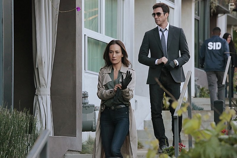 Dylan McDermott and Maggie Q in Преследователь (2014)