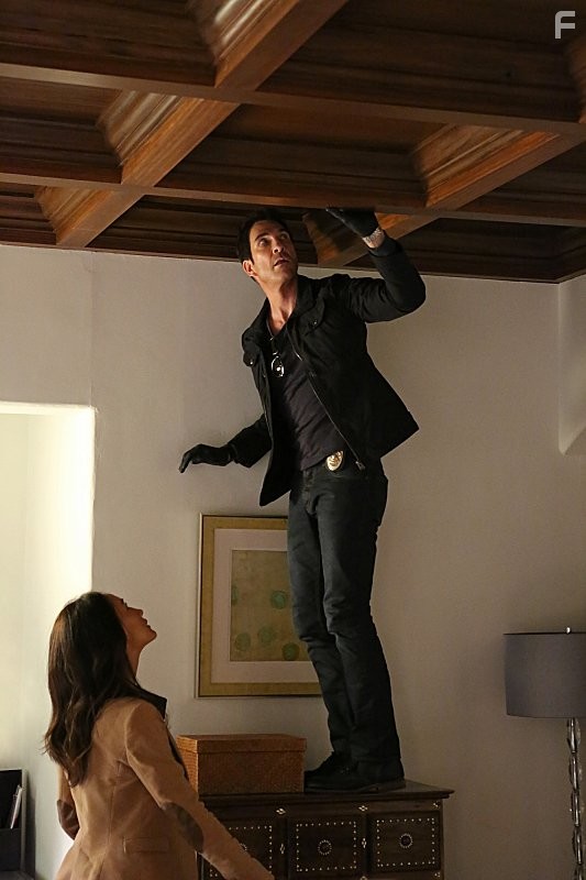 Dylan McDermott and Maggie Q in Преследователь (2014)