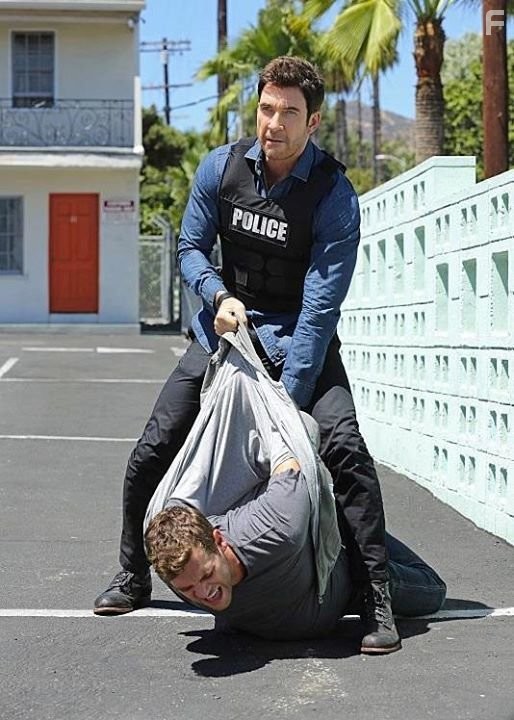 Dylan McDermott and Warren Kole in Преследователь (2014)