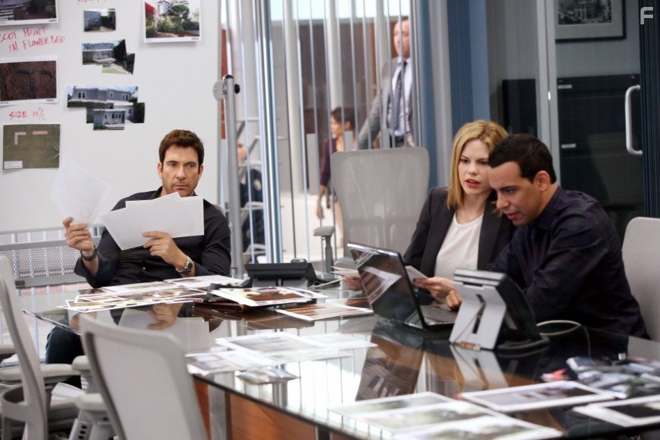 Dylan McDermott, Victor Rasuk, and Mariana Klaveno in Преследователь (2014)