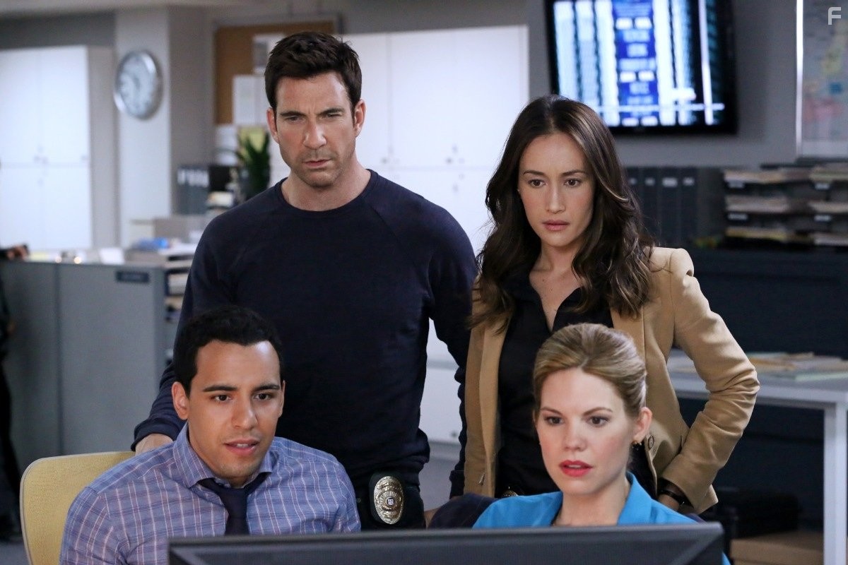 Dylan McDermott, Maggie Q, Victor Rasuk, and Mariana Klaveno in Преследователь (2014)