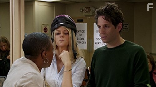 Kaitlin Olson, Glenn Howerton, and Aisha Hinds in В Филадельфии всегда солнечно (2005)