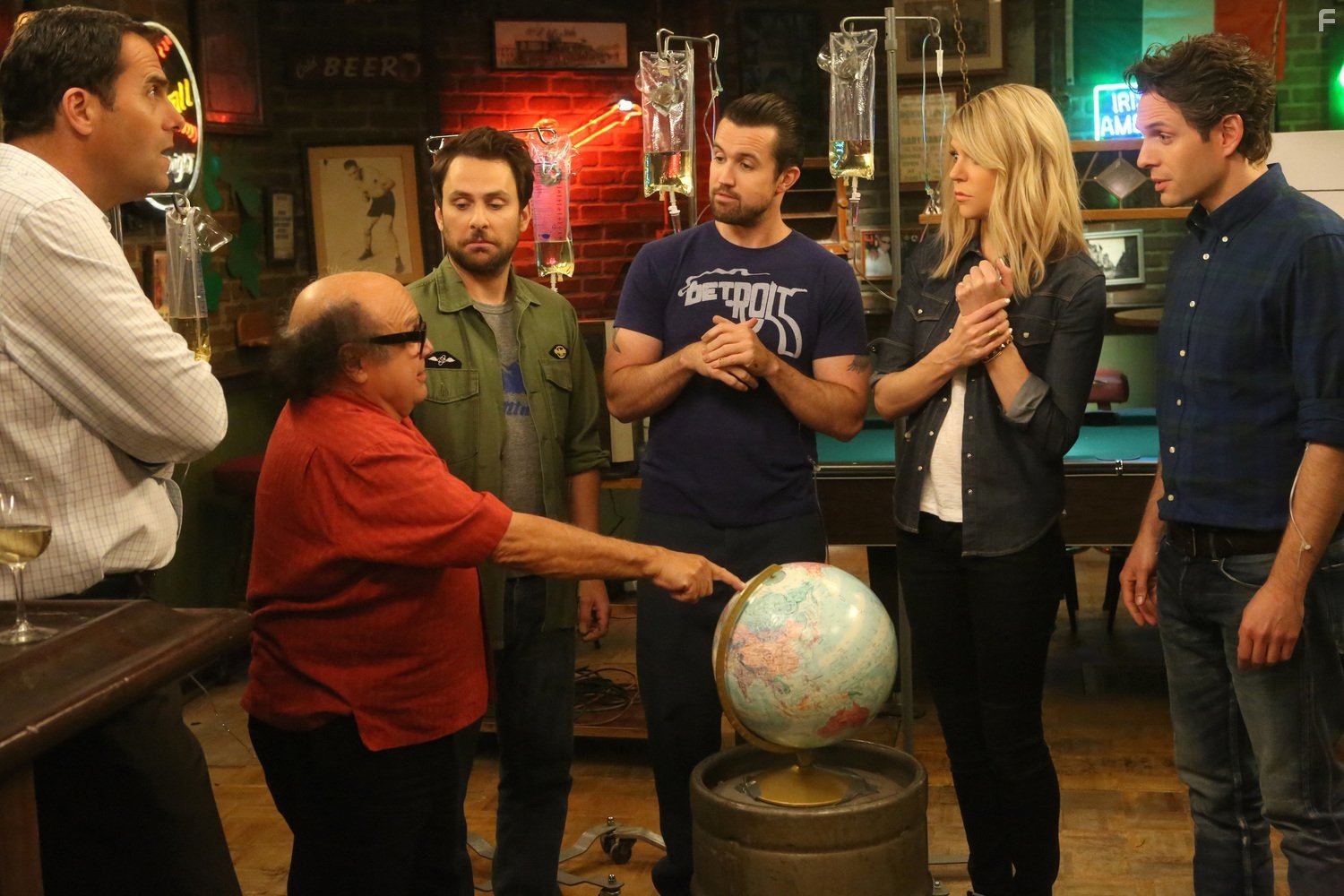 Danny DeVito, Charlie Day, Rob McElhenney, Kaitlin Olson, Glenn Howerton, and Andy Buckley in В Филадельфии всегда солнечно (2005)