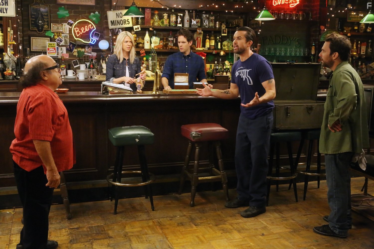 Danny DeVito, Charlie Day, Rob McElhenney, Kaitlin Olson, and Glenn Howerton in В Филадельфии всегда солнечно (2005)