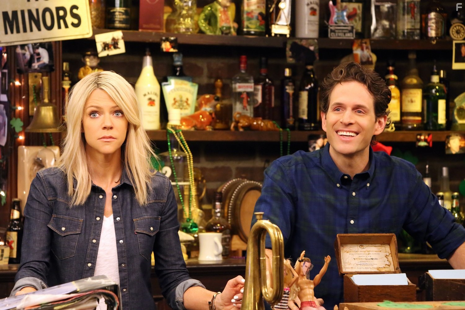 Kaitlin Olson and Glenn Howerton in В Филадельфии всегда солнечно (2005)