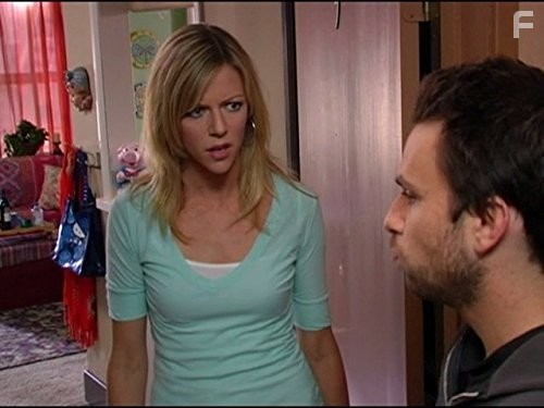 Charlie Day and Kaitlin Olson in В Филадельфии всегда солнечно (2005)