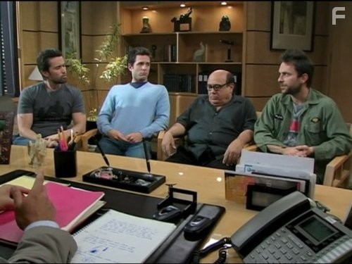 Danny DeVito, Charlie Day, Rob McElhenney, and Glenn Howerton in В Филадельфии всегда солнечно (2005)