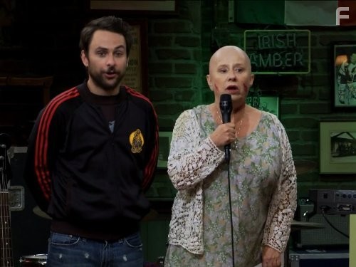Charlie Day and Lynne Marie Stewart in В Филадельфии всегда солнечно (2005)