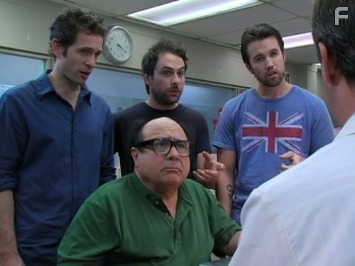 Danny DeVito, Charlie Day, Rob McElhenney, and Glenn Howerton in В Филадельфии всегда солнечно (2005)