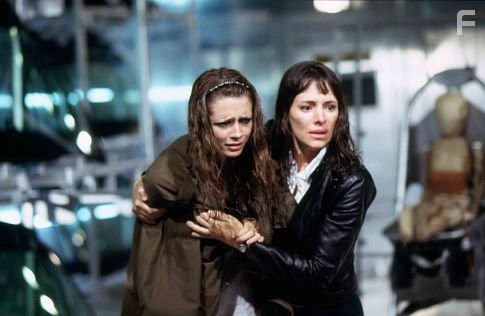 Madeleine Stowe and Mischa Barton in Октан (2003)