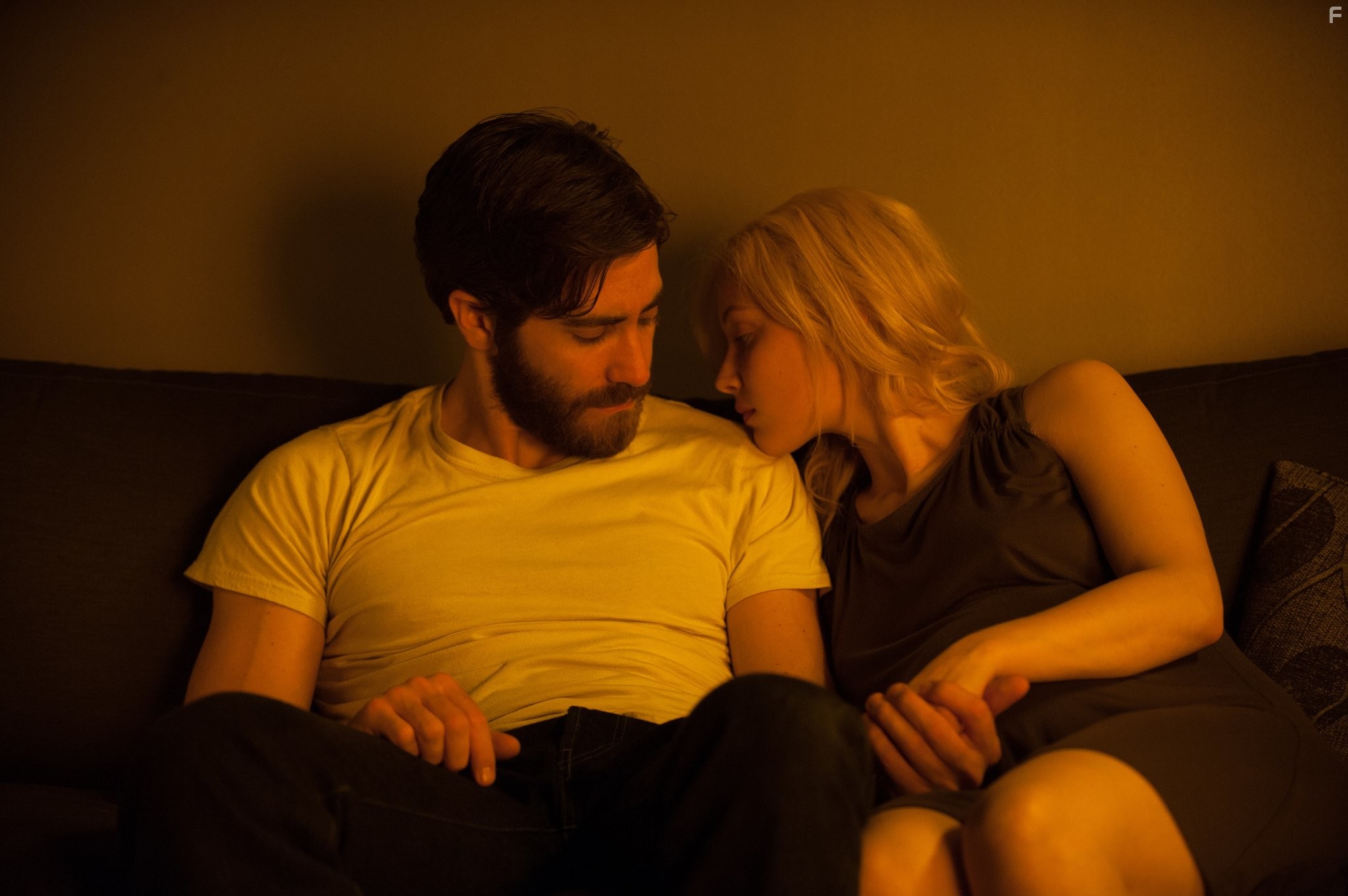 Sarah Gadon and Jake Gyllenhaal in Враг (2013)
