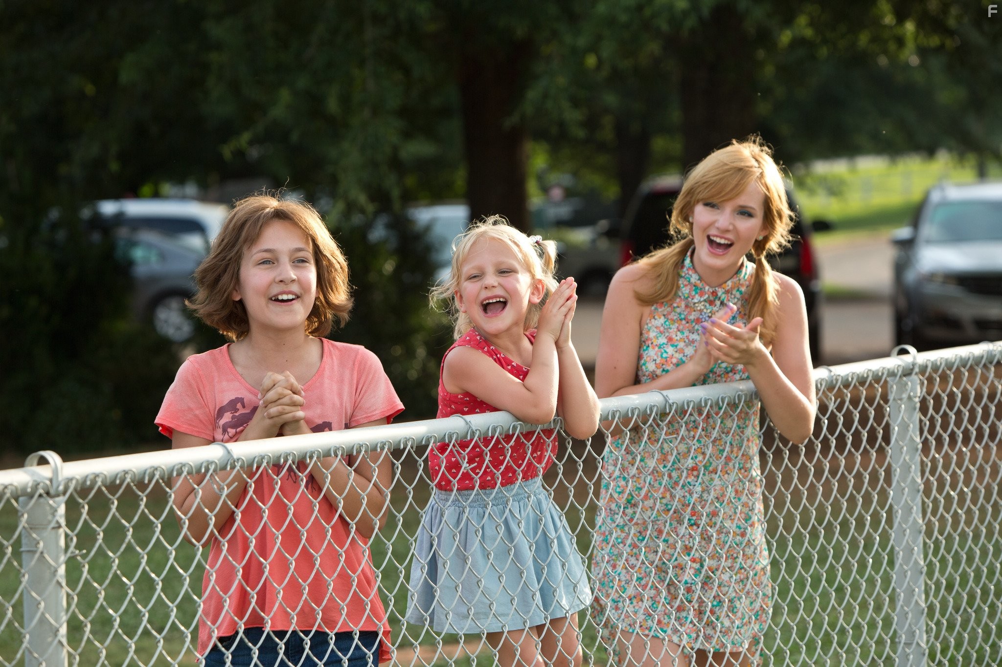 Bella Thorne, Emma Fuhrmann, and Alyvia Alyn Lind in Смешанные (2014)