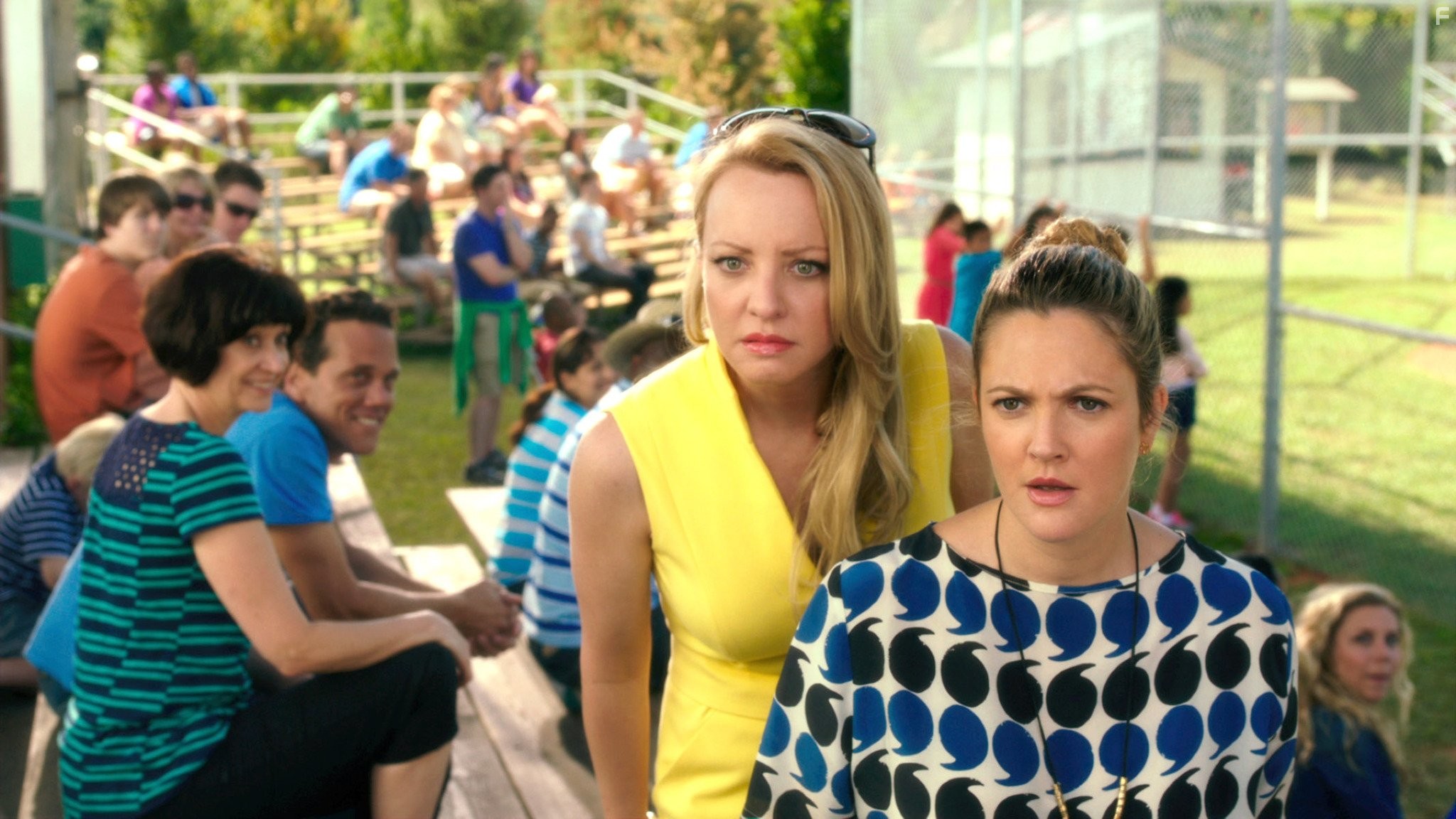 Drew Barrymore and Wendi McLendon-Covey in Смешанные (2014)