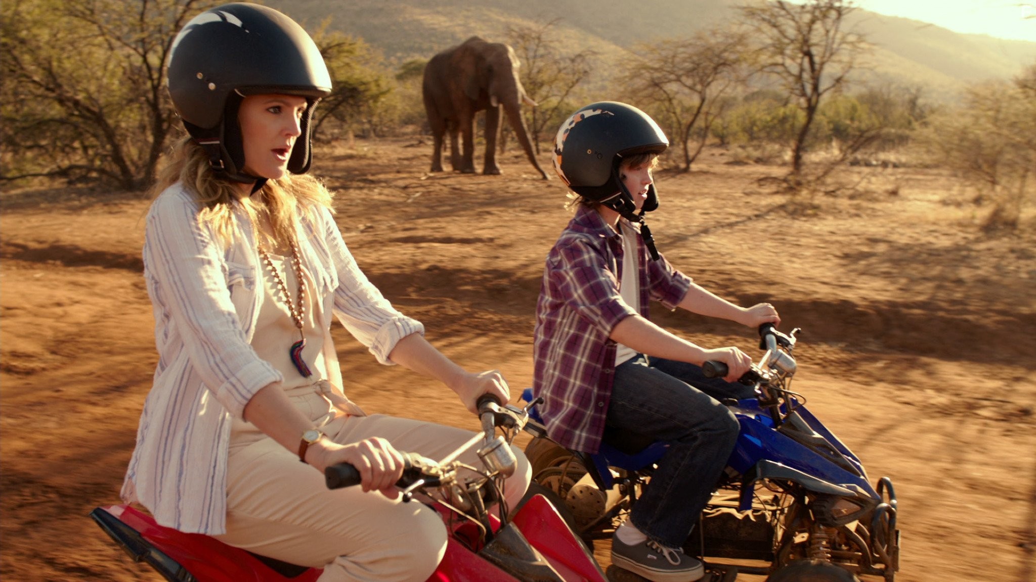 Drew Barrymore and Kyle Red Silverstein in Смешанные (2014)