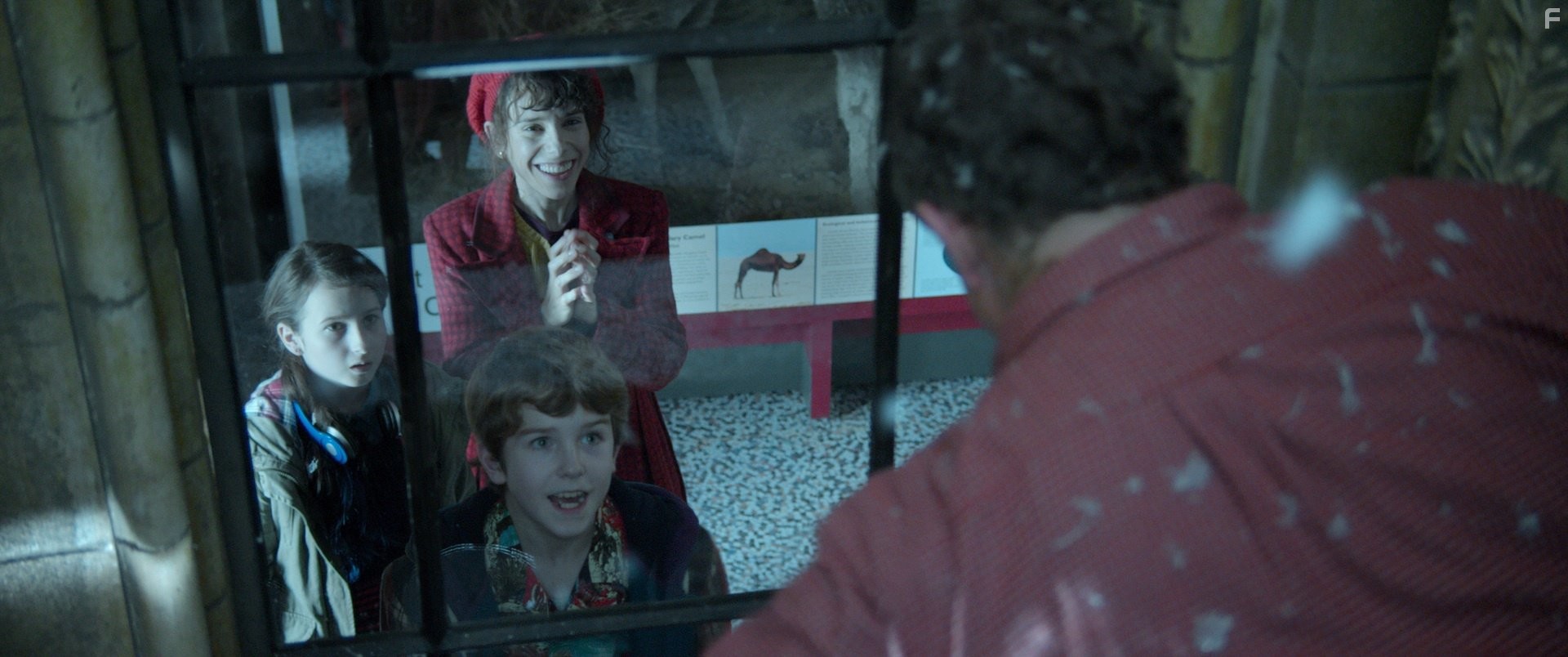 Sally Hawkins, Madeleine Harris, and Samuel Joslin in Приключения Паддингтона (2014)