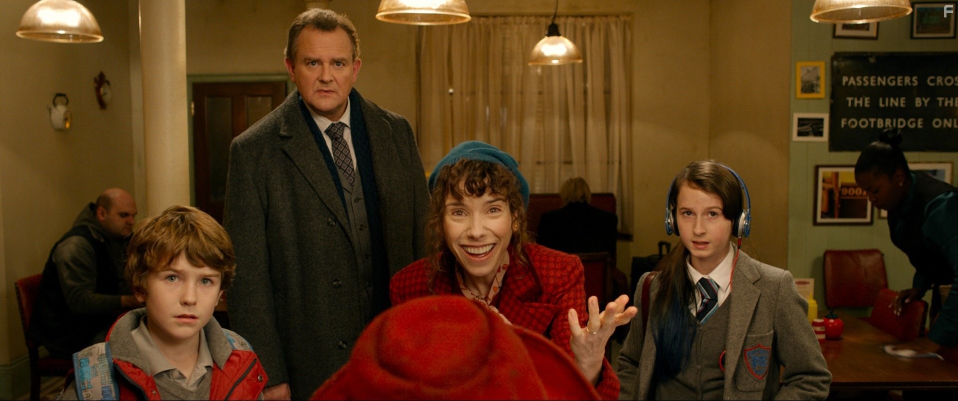 Hugh Bonneville, Sally Hawkins, Madeleine Harris, and Samuel Joslin in Приключения Паддингтона (2014)