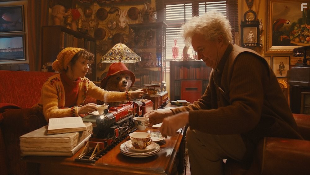 Jim Broadbent and Sally Hawkins in Приключения Паддингтона (2014)