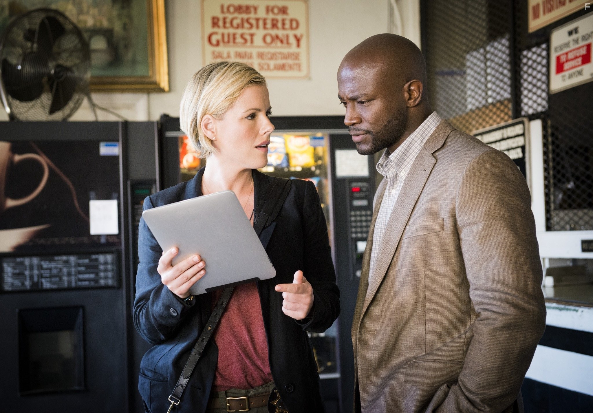 Taye Diggs and Kathleen Robertson in Убийство первой степени (2014)