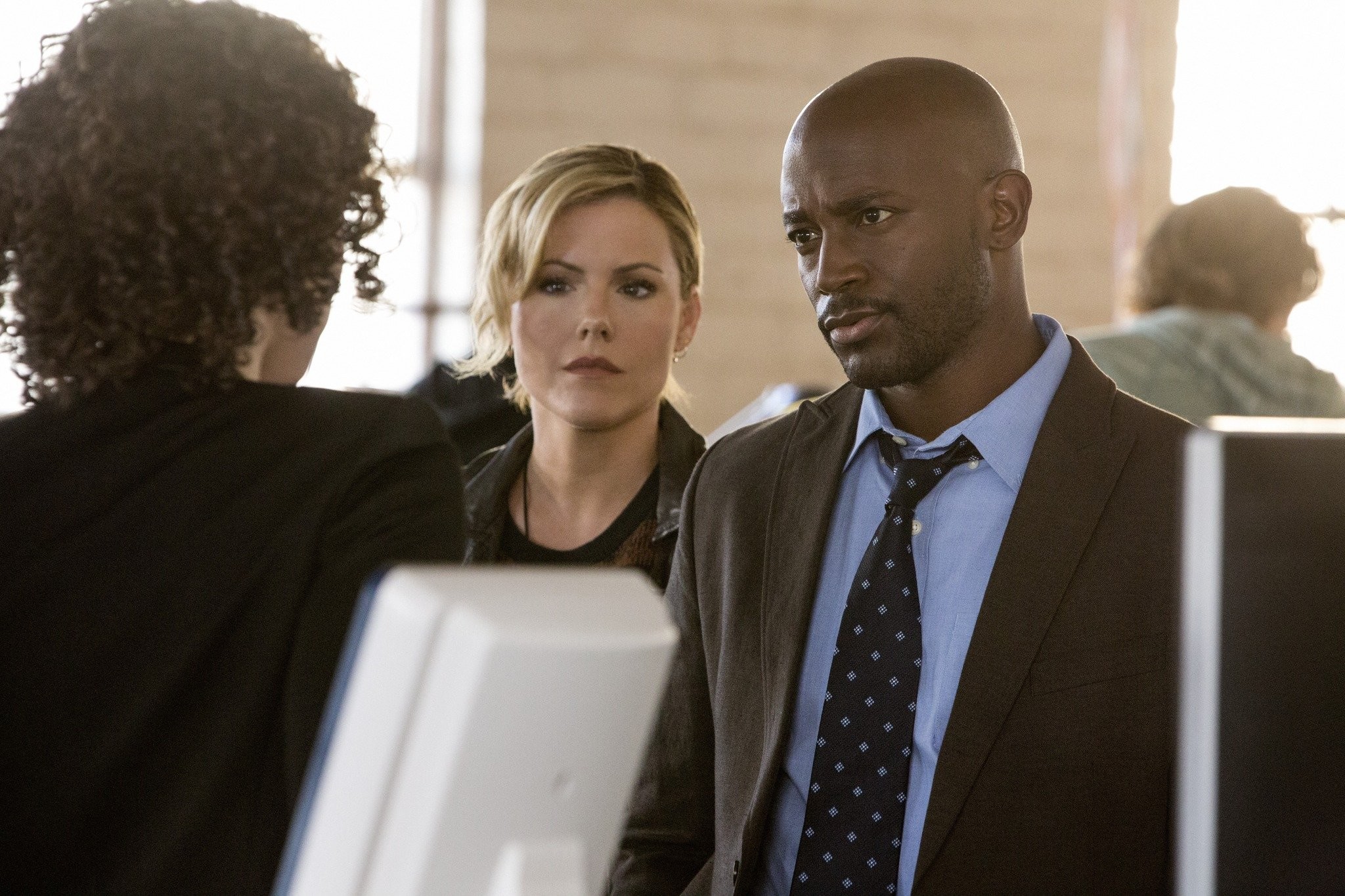 Taye Diggs and Kathleen Robertson in Убийство первой степени (2014)