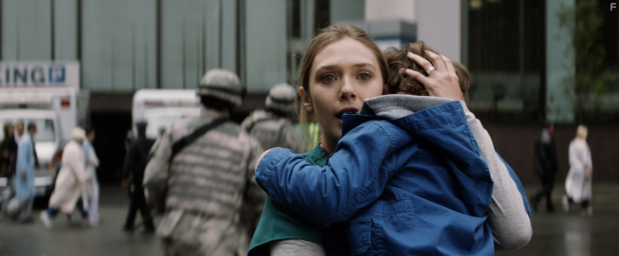 Elizabeth Olsen and Carson Bolde in Годзилла (2014)