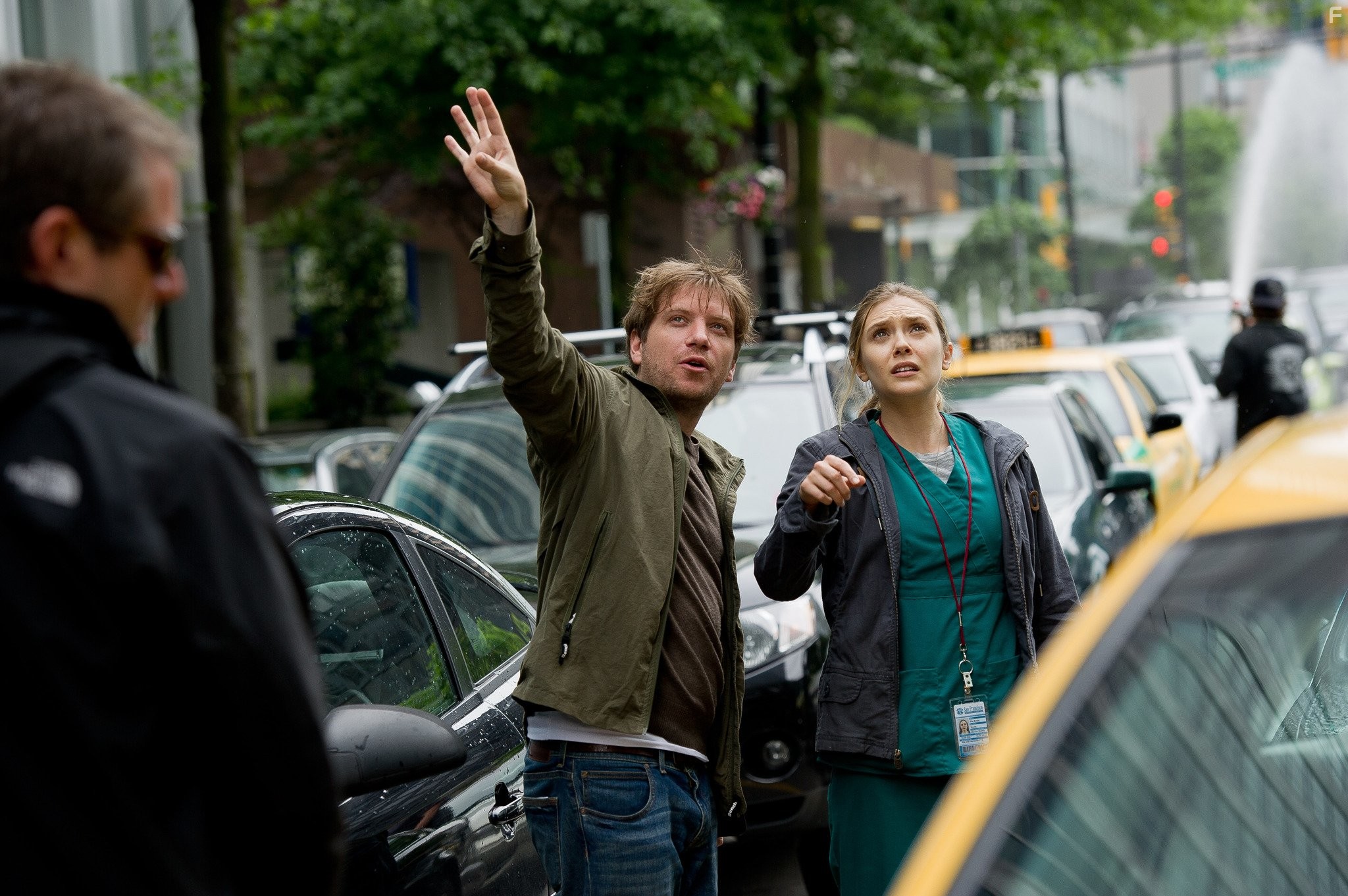 Elizabeth Olsen and Gareth Edwards in Годзилла (2014)