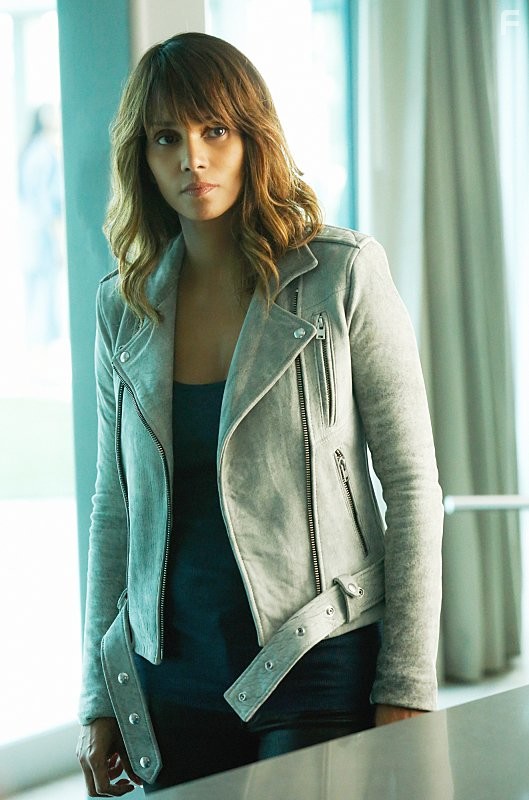 Halle Berry in За пределами (2014)