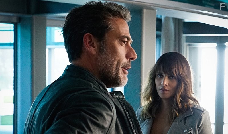 Halle Berry and Jeffrey Dean Morgan in За пределами (2014)