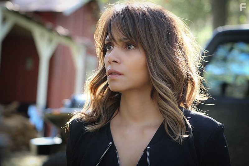 Halle Berry in За пределами (2014)
