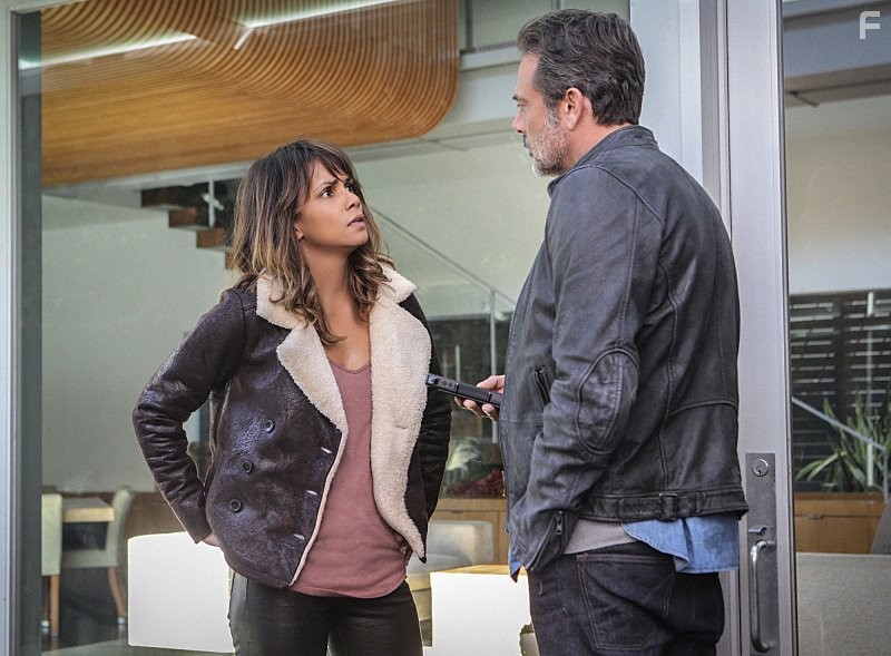 Halle Berry and Jeffrey Dean Morgan in За пределами (2014)