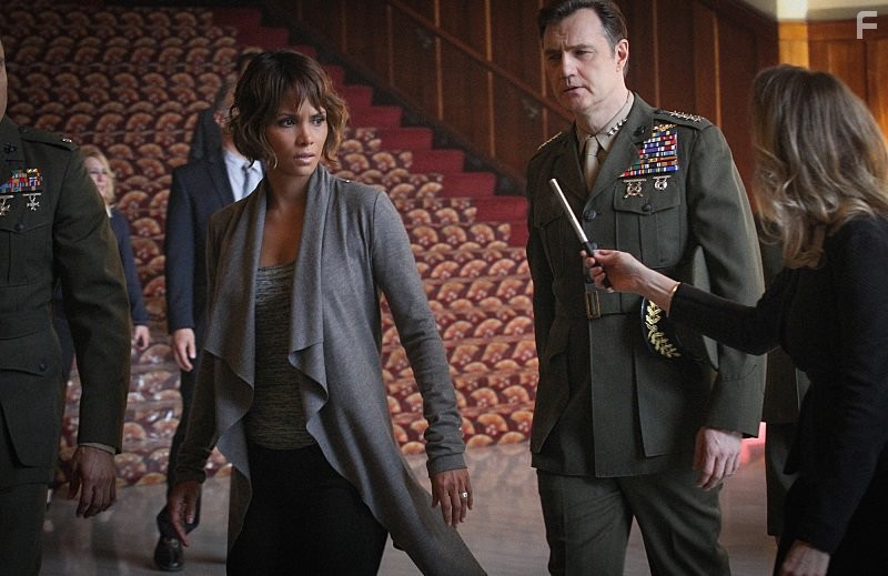 Halle Berry and David Morrissey in За пределами (2014)