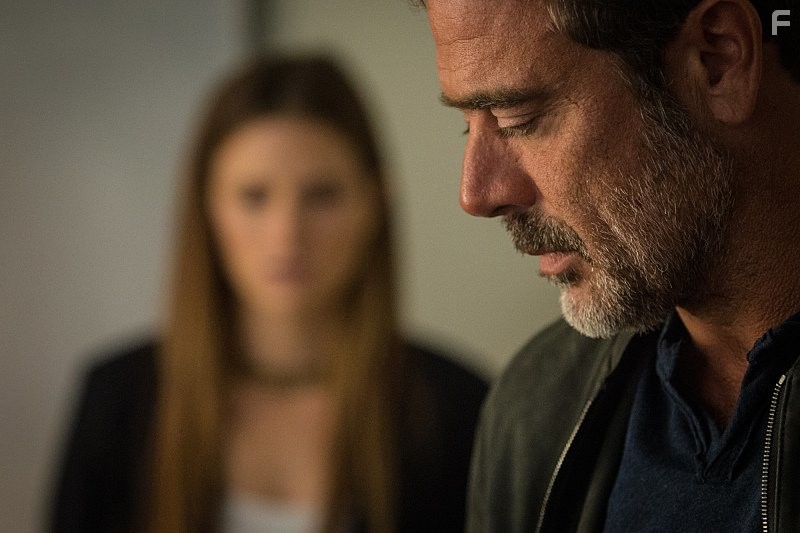 Jeffrey Dean Morgan and Grace Gummer in За пределами (2014)