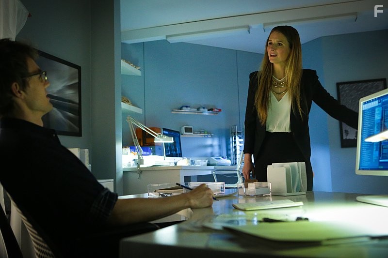 Tyler Hilton and Grace Gummer in За пределами (2014)