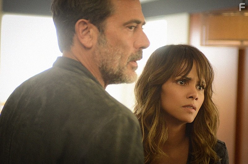 Halle Berry and Jeffrey Dean Morgan in За пределами (2014)