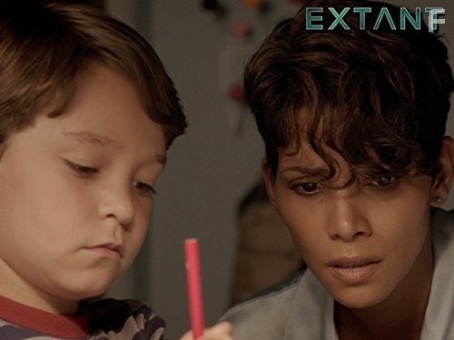 Halle Berry and Pierce Gagnon in За пределами (2014)