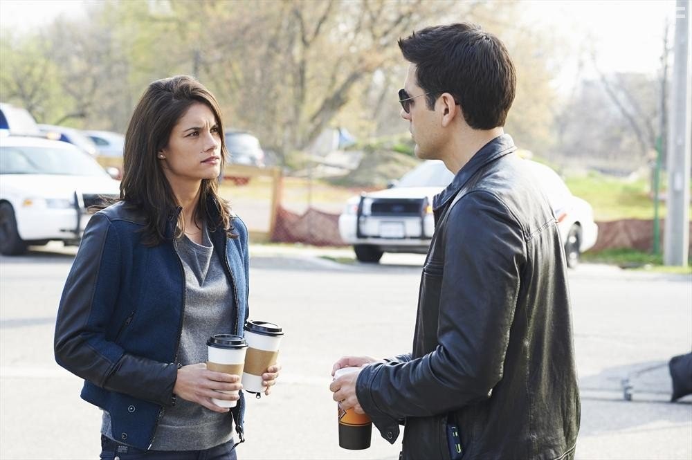 Ben Bass and Missy Peregrym in Копы-новобранцы (2010)