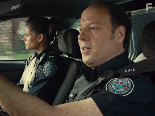 Matt Gordon and Missy Peregrym in Копы-новобранцы (2010)