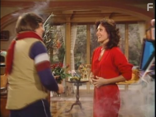 Erin Gray and Joel Higgins in Серебряные ложки (1982)