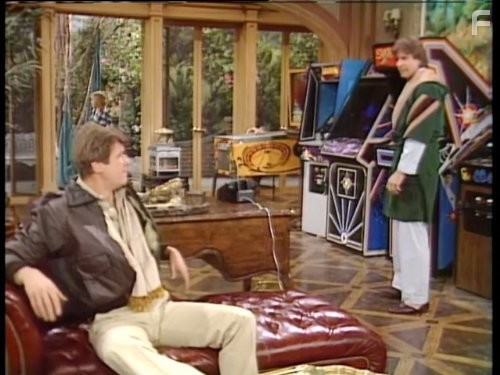 Joel Higgins and John Reilly in Серебряные ложки (1982)