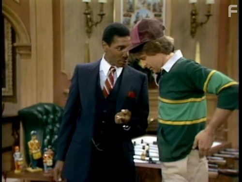 Joel Higgins and Leonard Lightfoot in Серебряные ложки (1982)