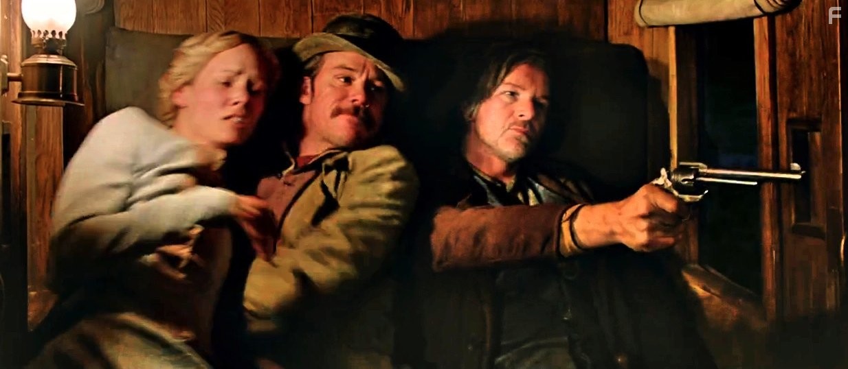 Sean Cameron Michael, Michael Raymond-James, and Nanna ?land Fabricius in Спасение (2014)