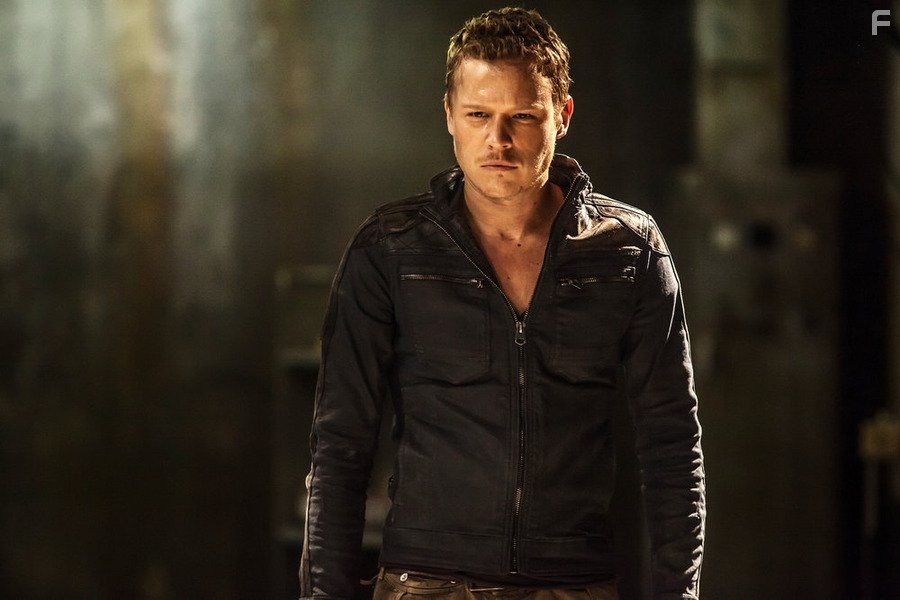 Christopher Egan in Доминион (2014)