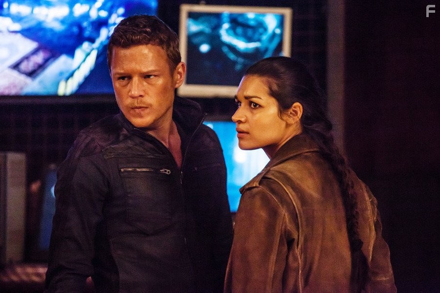 Christopher Egan and Kim Engelbrecht in Доминион (2014)