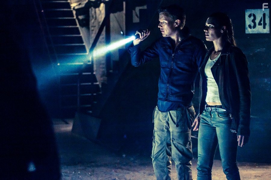 Christopher Egan and Kim Engelbrecht in Доминион (2014)