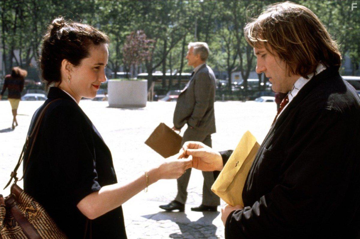 Grard Depardieu and Andie MacDowell in Green Card (1990)